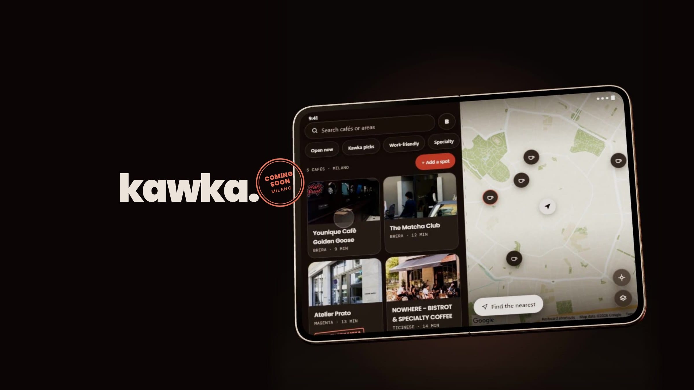 Il logotipo kawka. con il timbro in arrivo accanto all'app aperta su un telefono pieghevole